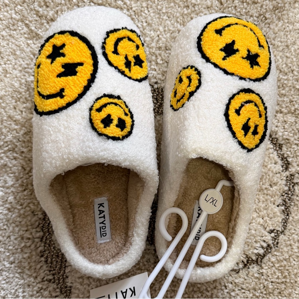 NWT KatyDid Women’s White and Yellow Crazy Eye, Happy Face Slippers, Size L/XL.